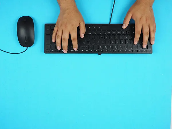 des mains sur un clavier d'ordinateur
