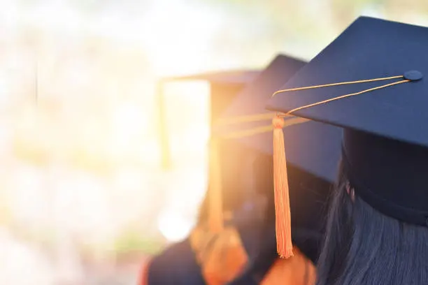 chapeau de jeunes diplomés